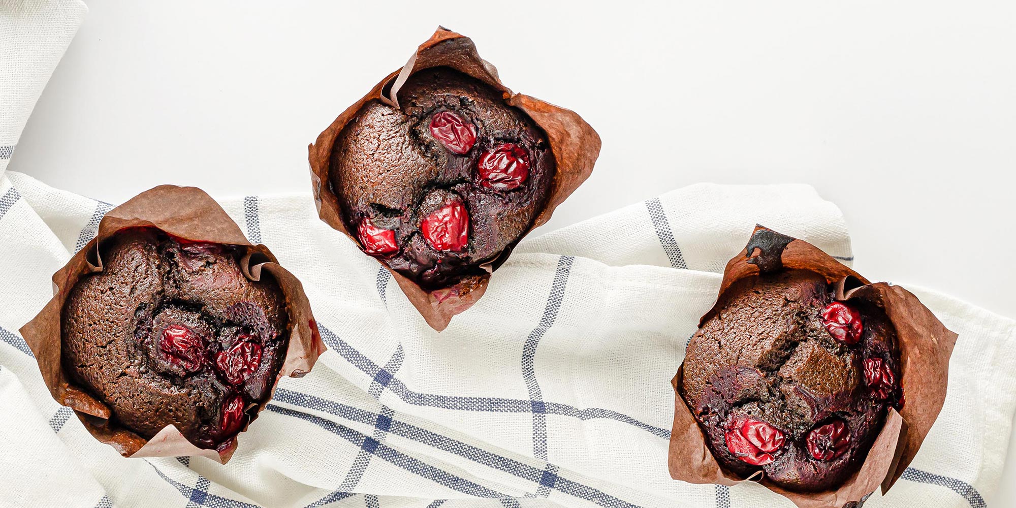 Muffins de chocolate con cerezas