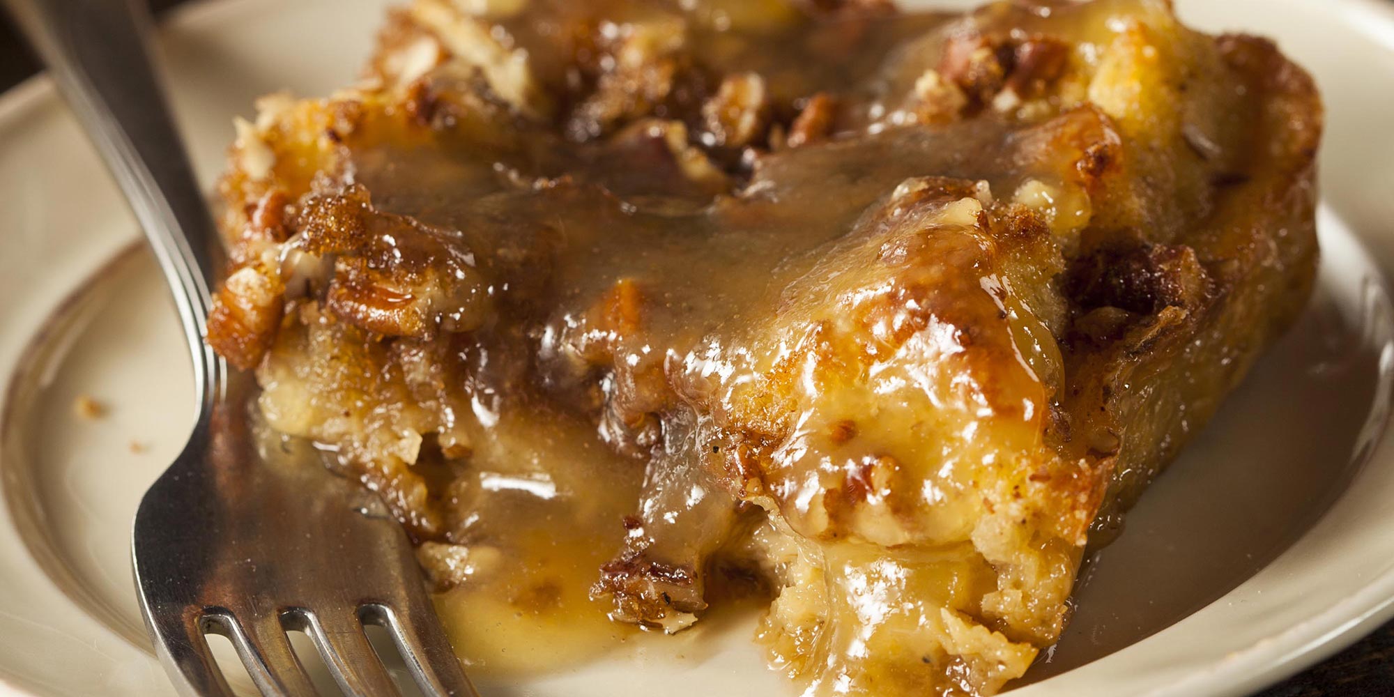 Budín de pan de pasas de canela con salsa de whisky con miel