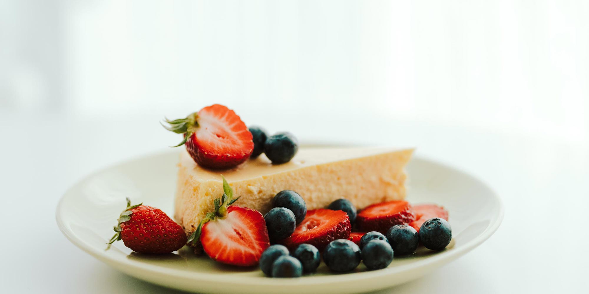 Pastel de queso rojo, blanco y azul
