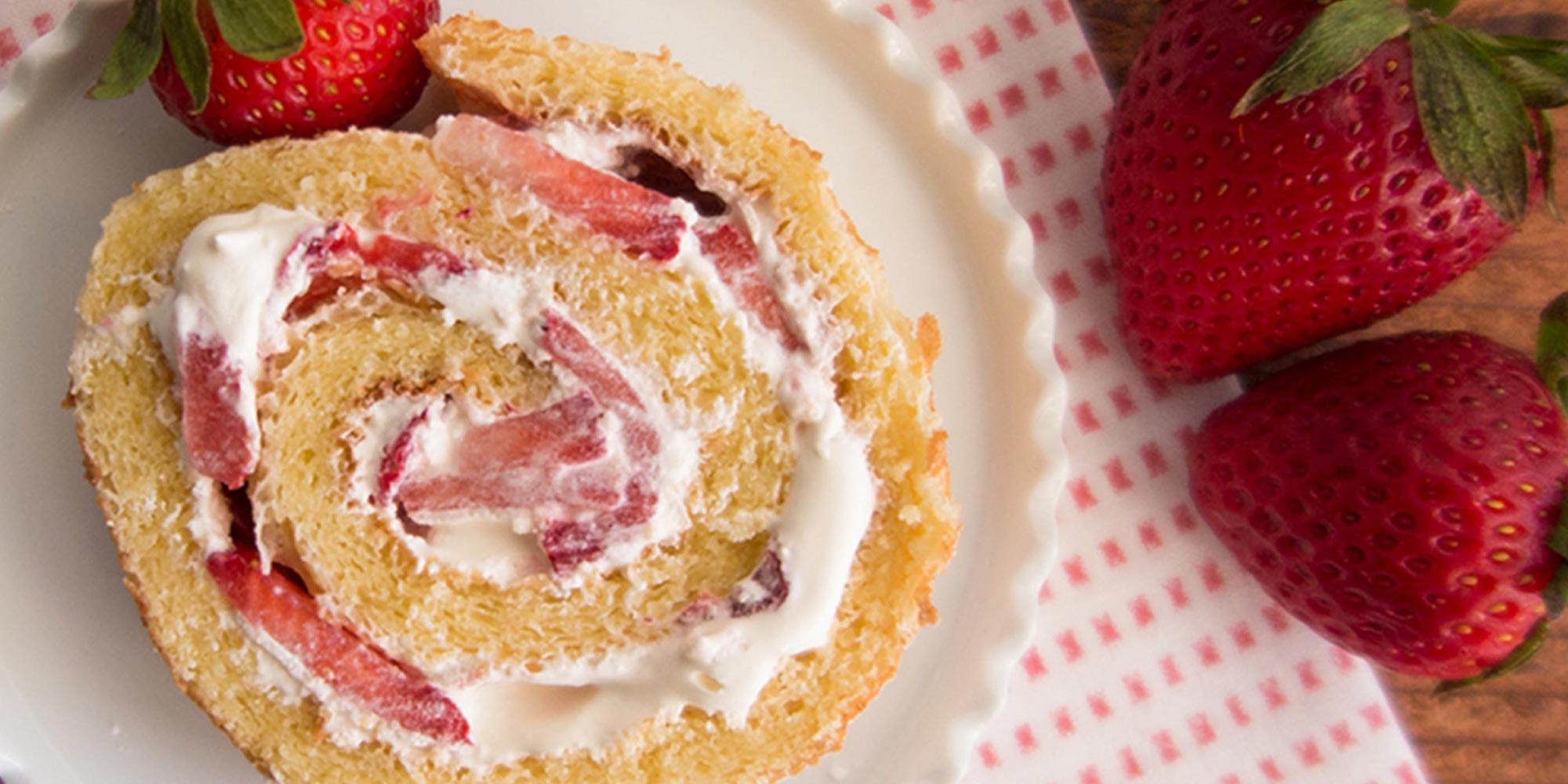 Brazo de gitano con fresas y crema